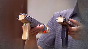 대학원생이 해외직구 부품으로 모의총기 여러 점 제작