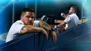 경찰관의 파울볼 맨손 캐치…'찰나의 명장면'