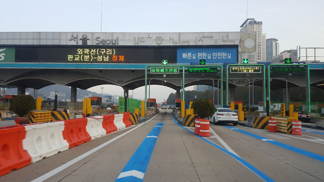 경부고속도로 서울TG 인근서 콘크리트 펌프차 넘어져 차량 정체