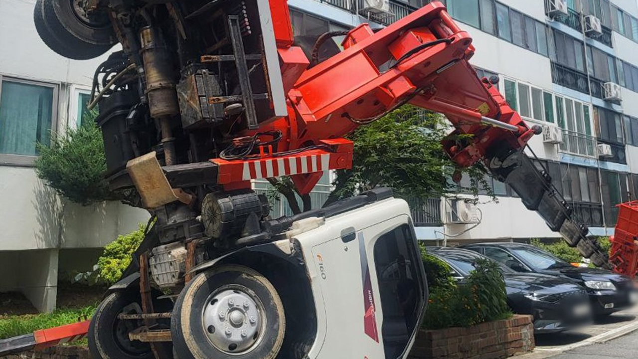 평택 아파트서 고소작업차 전도…50대 1명 부상