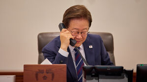 이 대통령, 카자흐스탄과 첫 정상 통화&hellip;"홍범도 유해 봉환에 사의"