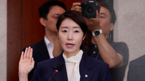 거짓 해명에 예산 갑질 의혹까지…강선우, 현역 첫 낙마