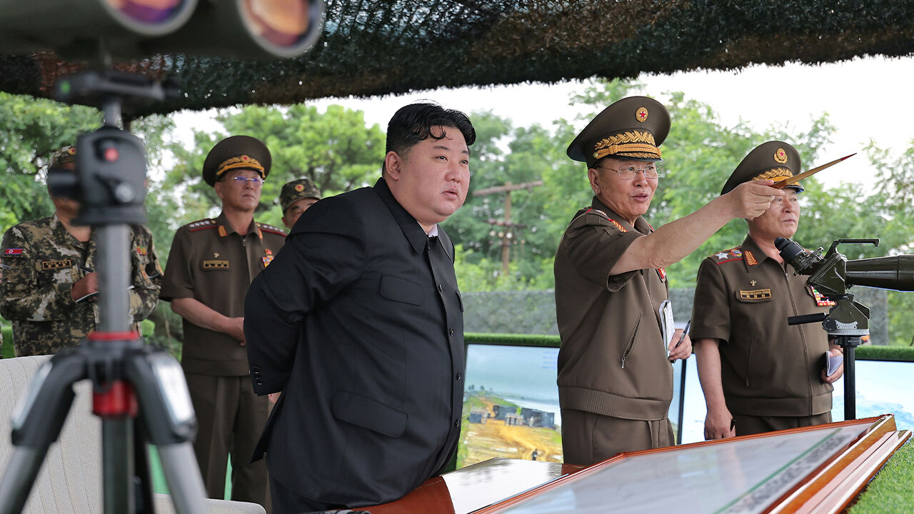 김정은, 포사격 훈련 참관…"가장 확실한 전쟁억제력은 철저한 주적 관점"