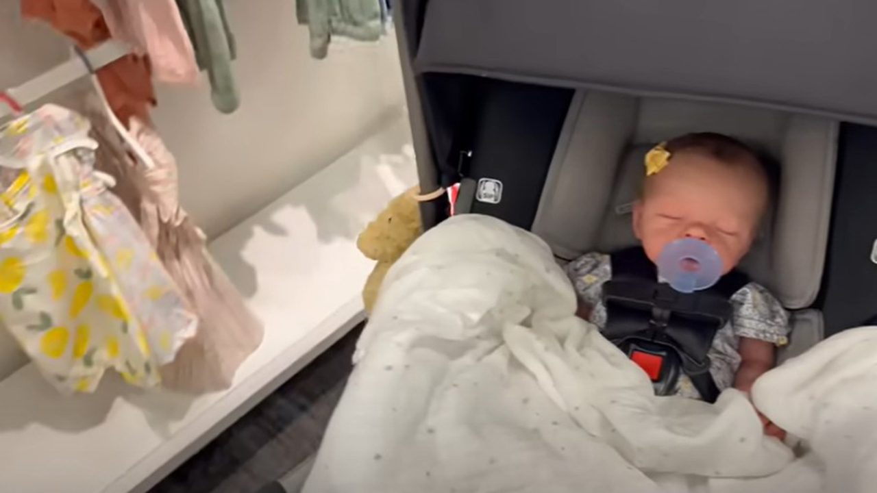 입히고 재우고 애지중지…'<!HS>리얼<!HE> 베이비<!HS>돌<!HE>'에 빠진 사람들