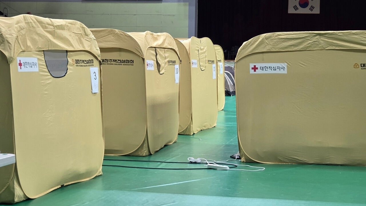 "가족과 뿔뿔이"…광명 화재 주민 64명, 일주일째 대피소 생활