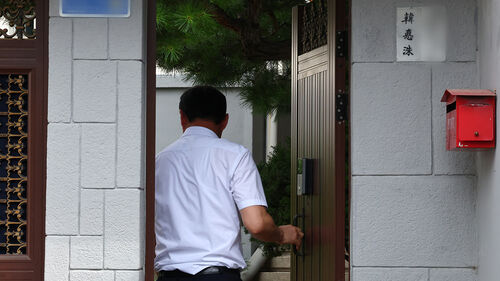 '12·3 비상계엄' 관련 내란·외환 사건을 수사하는 조은석 특별검사팀이 한덕수 전 국무총리에 대한 강제수사에 착수한 24일 압수수색이 진행 중인 서울 종로구 한 전 총리 자택으로 특검팀 수사관이 들어가고 있다.