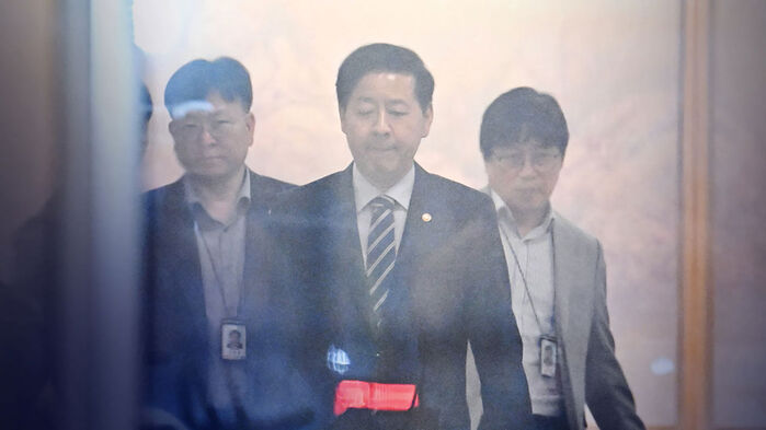 출국 직전 돌연 협의 취소…부총리, 공항서 발길 돌렸다