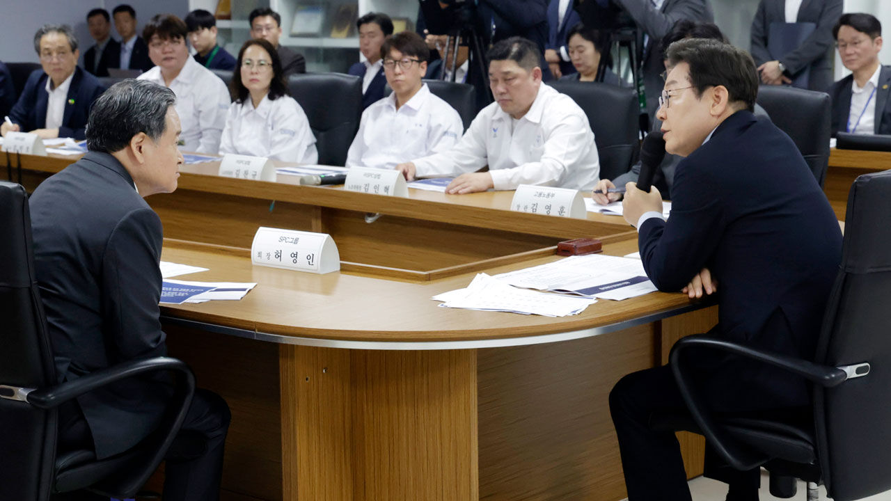 이재명 대통령이 SPC 삼립 시흥 공장에서 열린 산업재해 근절 현장 노사간담회에서 허영인 SPC그룹 회장(왼쪽)과 논의하고 있다. (사진=대통령실통신사진기자단, 연합뉴스)