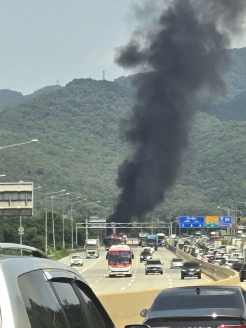 수도권 제1순환고속도로 일산방향 청계요금소(TG) 화재 현장 (사진=독자 제공, 연합뉴스)