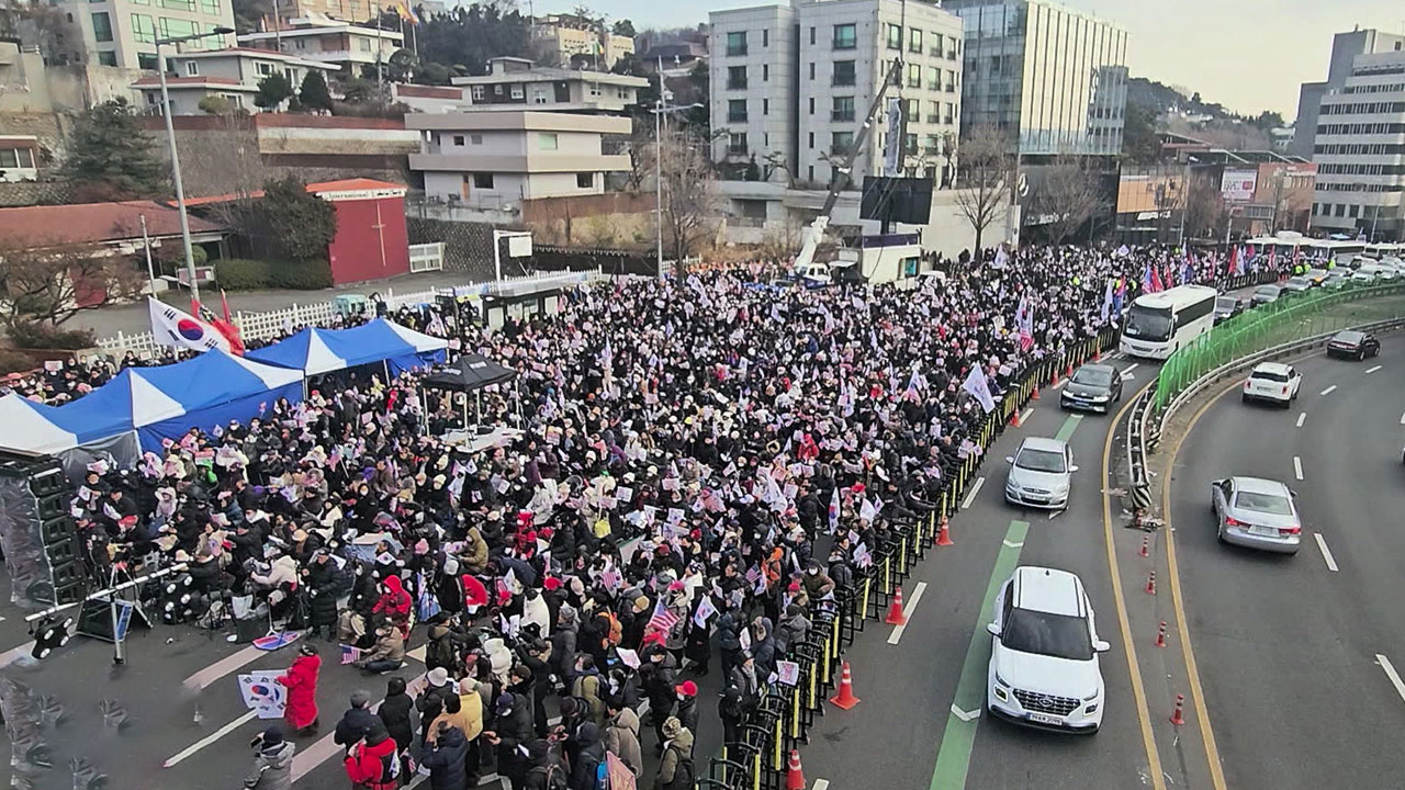계엄으로 정신적 피해…윤, 시민 104명에 10만 원씩 배상