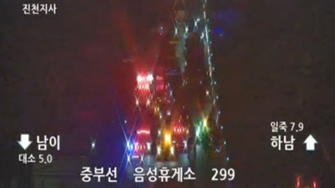 중부고속도로서 대형 트레일러가 차량 덮쳐…1명 사망 · 3명 부상