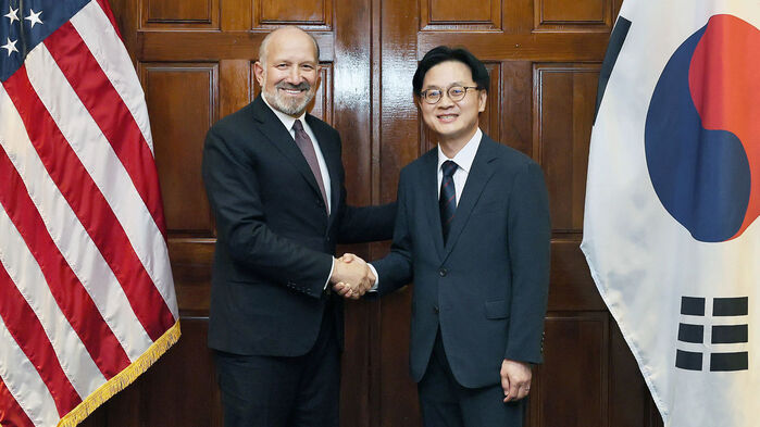 김정관 산업통상자원부 장관이 24일(현지시간) 미국 워싱턴 DC 상무부 회의실에서 하워드 러트닉 상무부 장관과 면담, 기념 촬영하고 있다. (사진=산업통상자원부 제공, 연합뉴스)