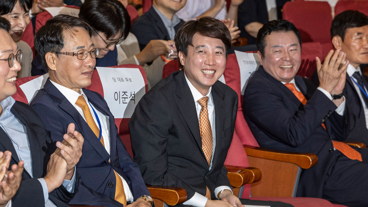 개혁신당 당 대표 선거에 단독 출마한 이준석 의원이 27일 국회의원회관 대회의실에서 열린 개혁신당 제2차 전당대회에서 당 대표로 확정된 뒤 활짝 웃고 있다. 