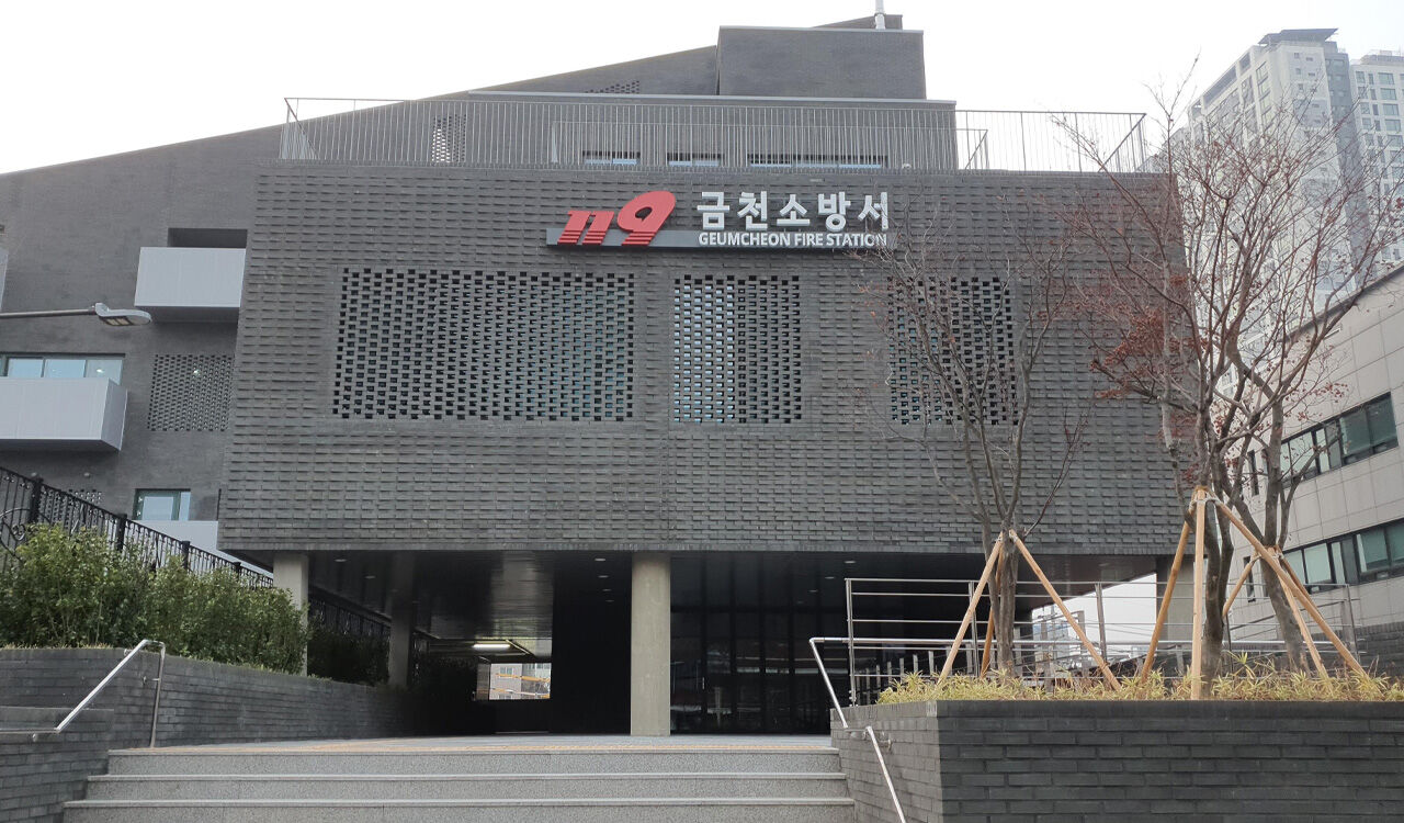 금천구 맨홀서 공사하던 작업자 2명 질식…병원 이송