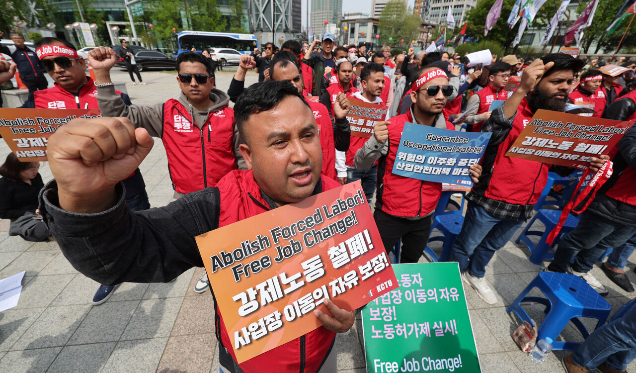 "신발로 때리던 사장님…관두겠다 하니 뜨거운 커피 던져"