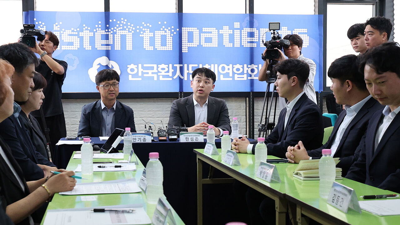전공의들, 환자단체 찾아 "의정갈등으로 불편 겪은 국민께 사과"