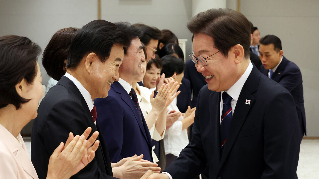 이 대통령, 정동영·안규백·전재수·한성숙 장관에 임명장 수여