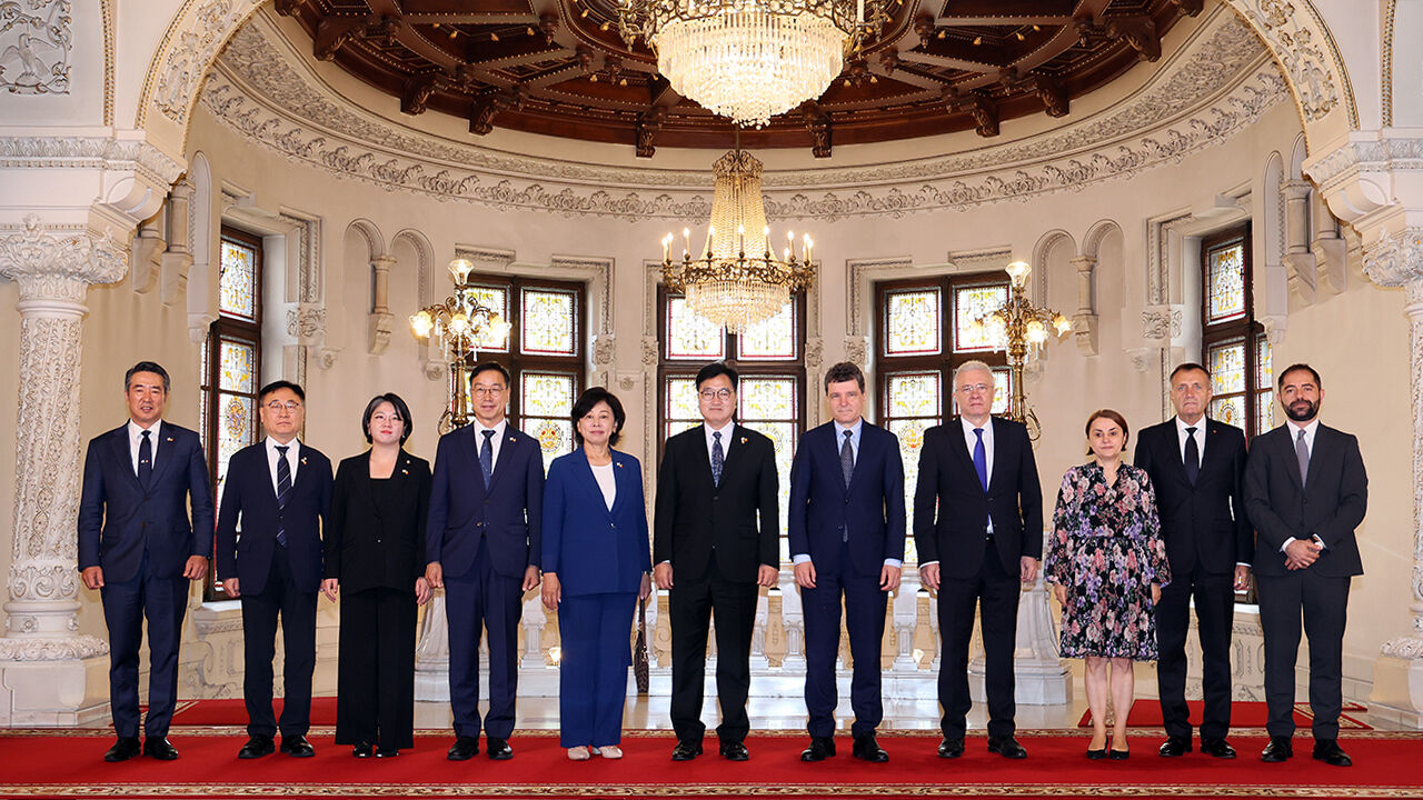 우원식 의장이 니쿠쇼르 다니엘 단 대통령 면담 후 배석자들과 함께 기념사진을 촬영하고 있다. 좌측부터 임갑수 주루마니아 대한민국대사, 이광희 국회의원, 용혜인 국회의원, 위성곤 국회의원, 남인순 국회의원, 우원식 국회의장, 니쿠쇼르 다니엘 단 대통령, 크리스티안 디아코네스쿠 대통령실 보좌관, 루미니차 오도베스쿠 대통령실 보좌관, 체자르 마놀레 아르메아누 주한 루마니아 대사, 라두 부르네테 대통령실 보좌관.