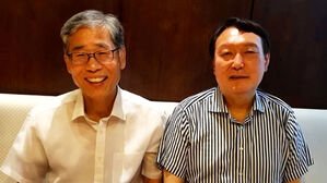 [여담야담] 윤 면회 신평 "생지옥 독방"…송영길 "징징거리는 모습 한심"