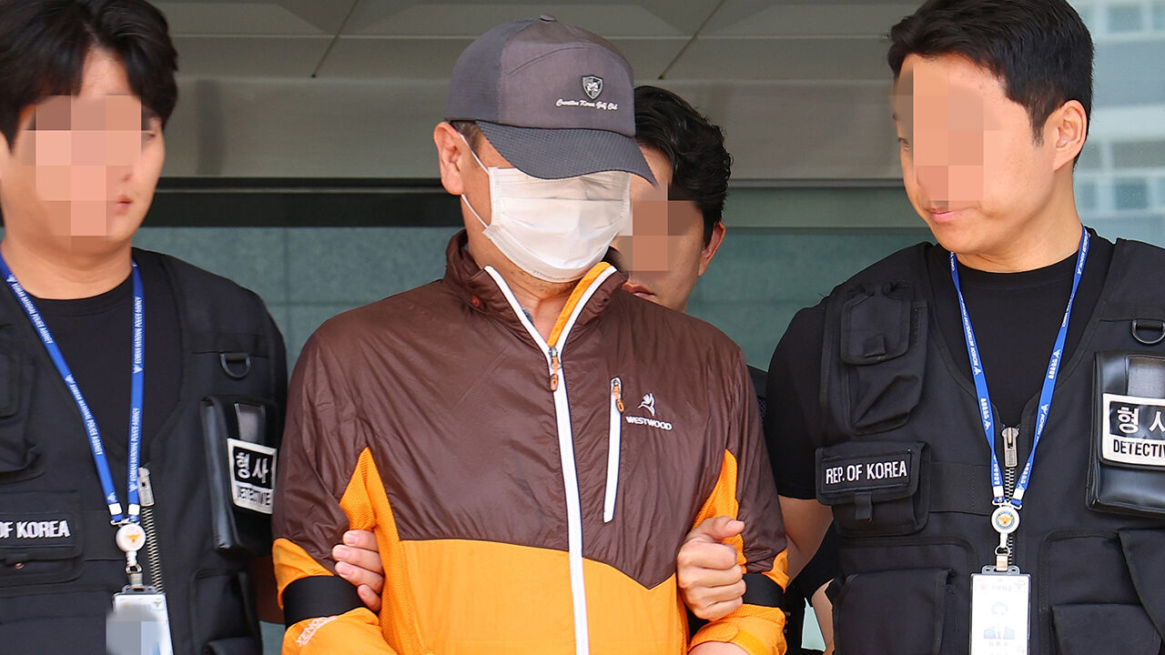며느리·손주까지 노린 아들 총기 살해범, 취재진 질문에 침묵