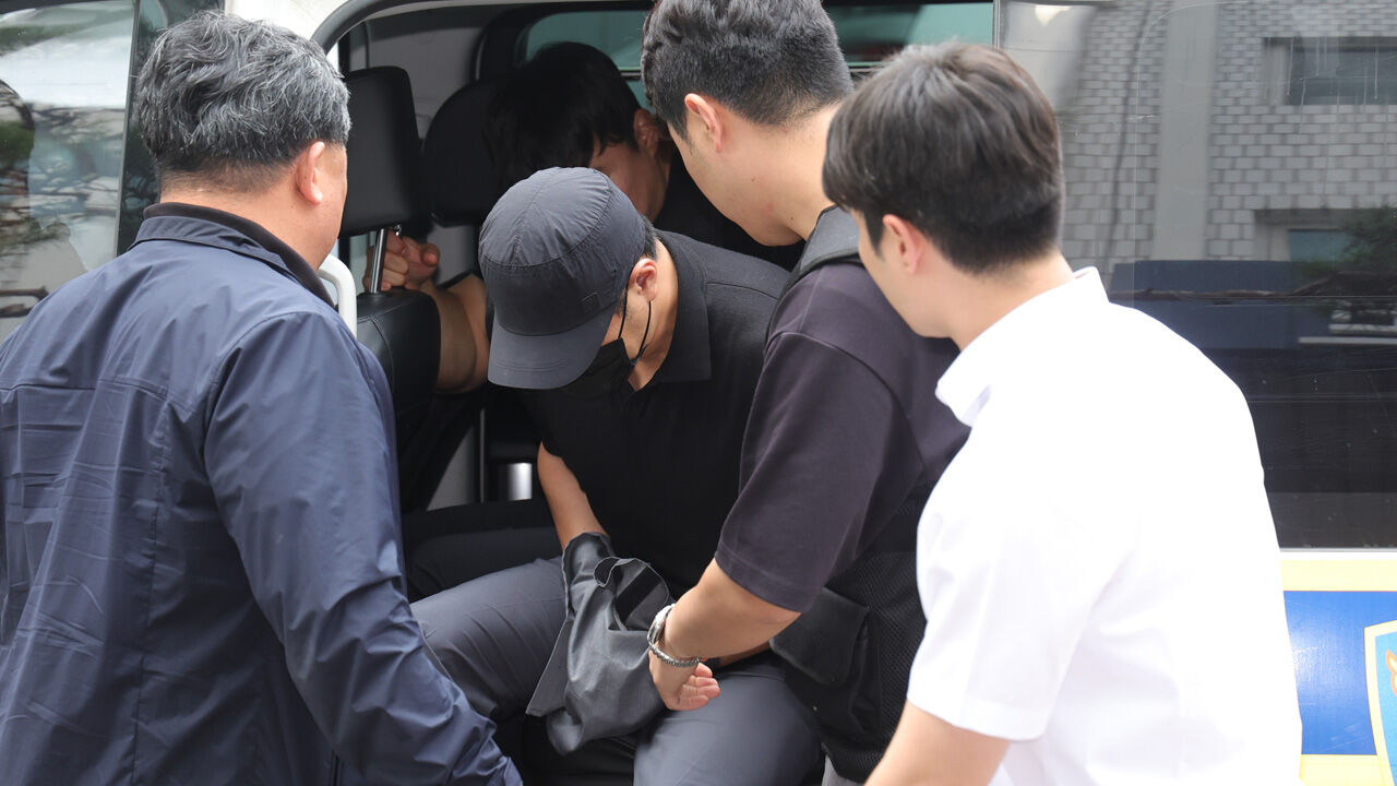 고객 아파트 침입 강도질 농협직원, 영장심사 출석 '묵묵부답'