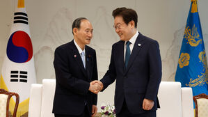 이 대통령 "한일 미래지향적 발전하길"&hellip;스가 "우호적 발전 노력"