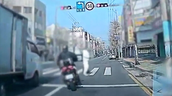 "확 끼더라" 도로 위 무법자들…꽁무니 말고 앞에 '착'