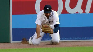 MLB서 터진 멋진 수비…담장 부딪혀도 '끝까지' 잡아냈다
