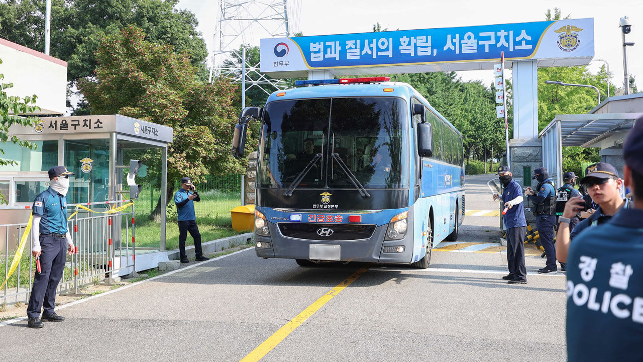 김건희특검, 윤 체포하러 구치소 도착…문 앞까지 가 데려온다