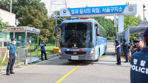 김건희특검, 윤 체포하러 구치소 도착…문 앞까지 가 데려온다