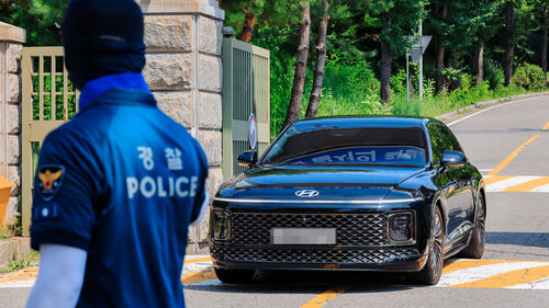 김건희 여사 관련 의혹들을 수사하는 민중기 특별검사팀 차량이 1일 윤석열 전 대통령에 대한 체포영장 집행에 실패한 뒤 경기도 의왕시 서울구치소에서 나오고 있다. (사진=연합뉴스)