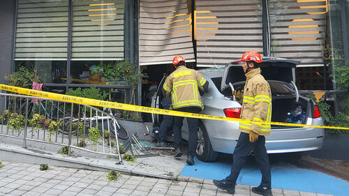 용인 식당으로 승용차 돌진…1명 사망·6명 부상