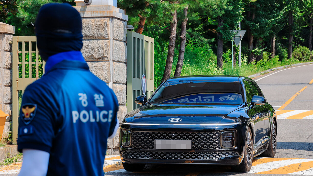"구치소 갔더니…윤, 수의도 안 입고 바닥에 누워 저항"