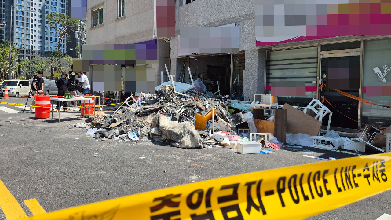 "몇 달 전부터 쿵쿵 소리"…붕괴된 창원 2층 건물, 폭격 맞은 듯