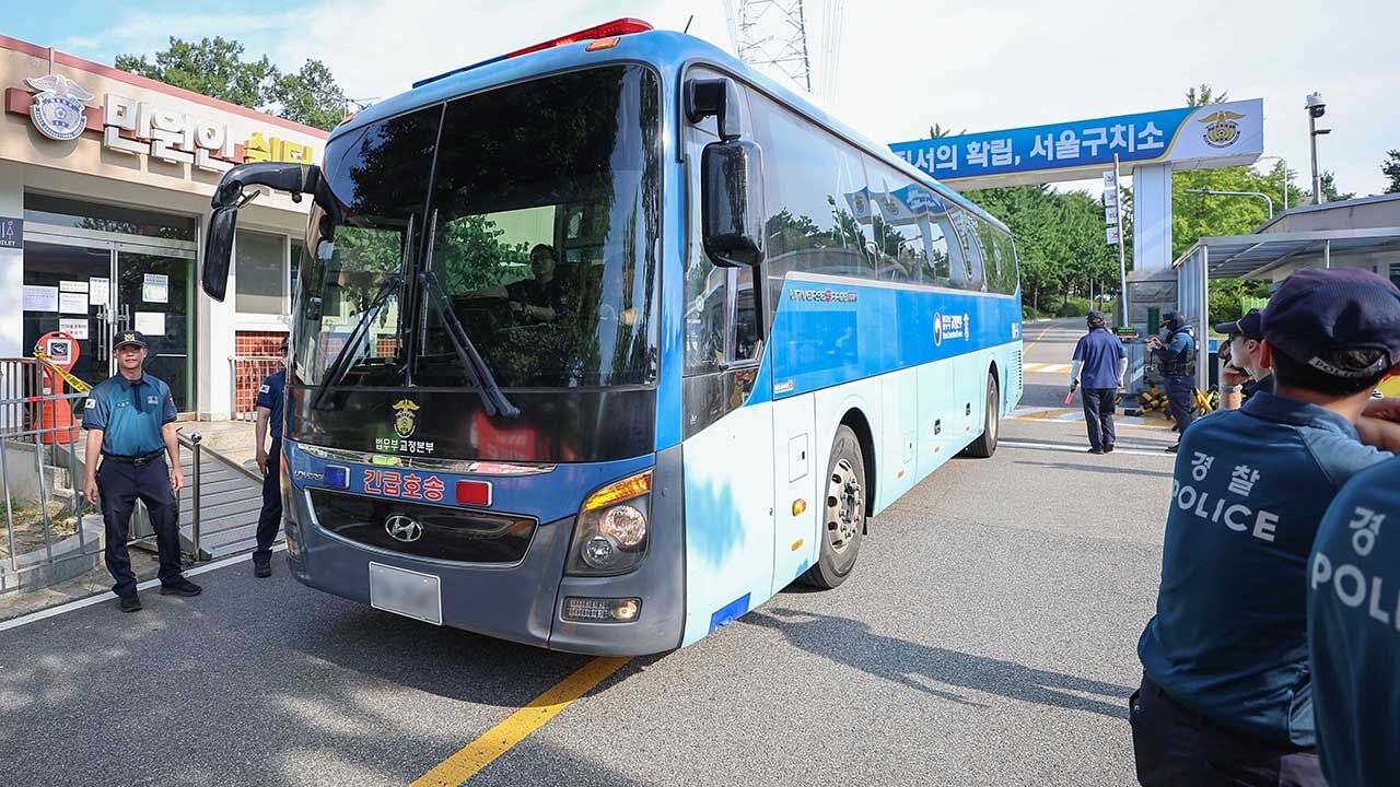 윤석열, 속옷 차림 체포 거부에…여당 "참담하고 추하다"