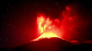 인도네시아서 화산 분화&hellip;화산재 10㎞ 높이로 치솟아