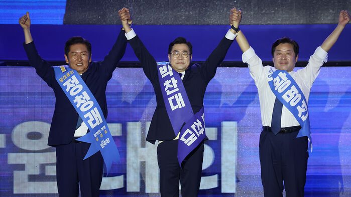(왼쪽부터) 더불어민주당 정청래·박찬대 당 대표 후보, 황명선 최고위원 후보가 2일 고양 킨텍스에서 열린 전당대회에서 손을 잡고 인사하고 있다.