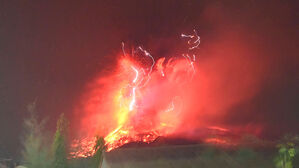 지난해 9명 숨진 인도네시아 화산 또 분화&hellip;"화산재 기둥 18km"