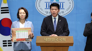 혁신당 "윤석열 부부 우크라 방문, 불법 입국"…경찰 고발