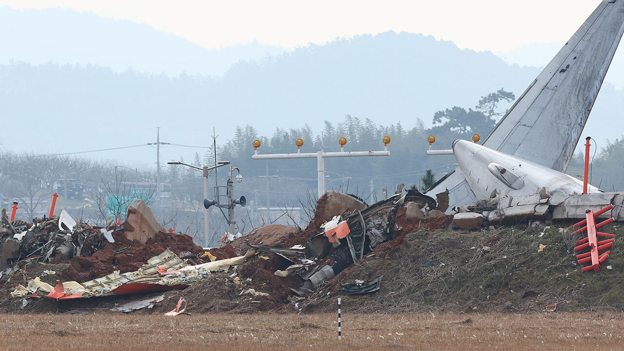 뉴욕타임스, 무안공항 '둔덕' 집중 보도…"죽음의 벽 세웠다"