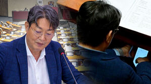 본회의장에서 차명 주식 앱을…법사위원장 의혹 터지자