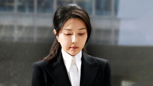 포토라인 선 김건희 여사…특검 "특혜 없이 수사"