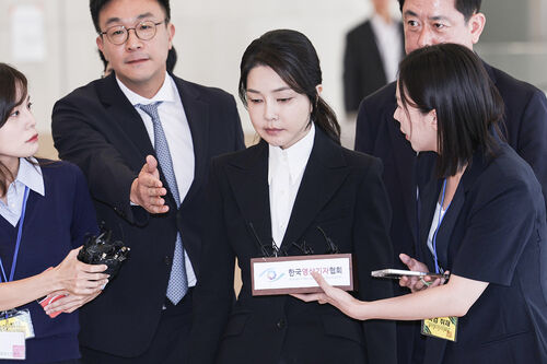 김건희 여사가 6일 서울 종로구 KT광화문빌딩 웨스트에 마련된 민중기 특별검사팀 사무실에 피의자 신분으로 출석하고 있다. (사진=연합뉴스)