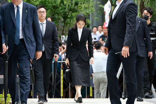 김건희 여사가 6일 서울 종로구 KT광화문빌딩 웨스트에 마련된 민중기 특별검사팀 사무실에 피의자 신분으로 출석하고 있다. (사진=연합뉴스)