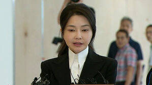 자리 뜨려던 김건희, '질문' 쏟아지자…머뭇거리다 한 말