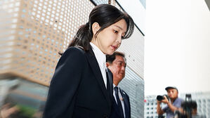 "아닙니다" 모르쇠로 일관한 김건희…'목걸이' 질문하자