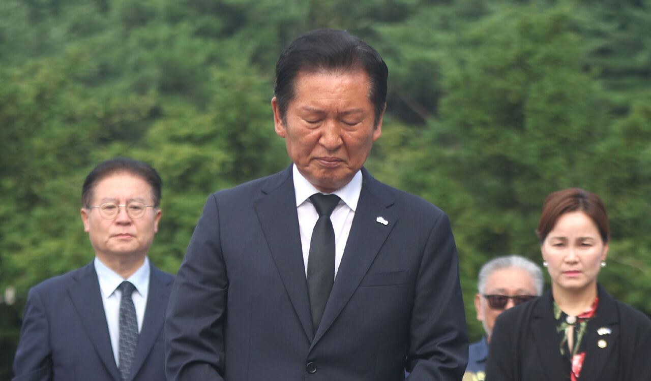 정청래, 노무현 전 대통령 묘역 참배…"잘 하겠습니다"