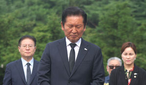 정청래, 노무현 전 대통령 묘역 참배&hellip;"잘 하겠습니다"