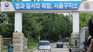 윤 측 "윤 사지 잡고 끌어내려…형사 책임 물을 것"