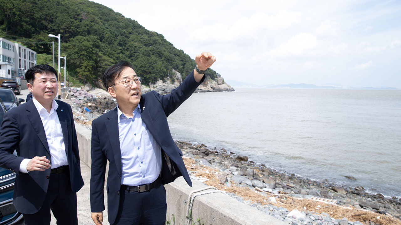김윤덕, 가덕도신공항 현장 방문…"신속한 재추진 방안 찾겠다"